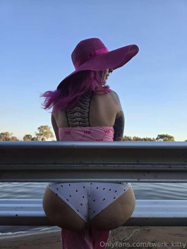 A nice day at the park 🏞I also took a topless pic there 🤭