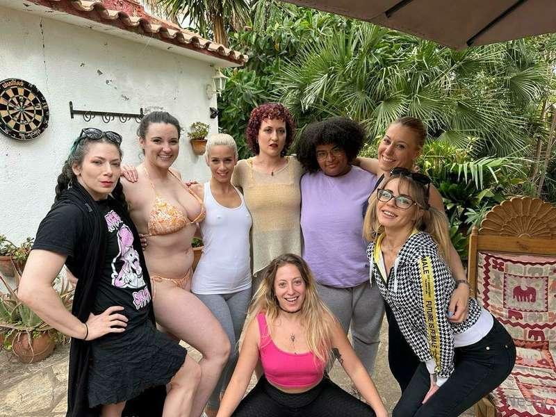 Here is the wrestling (sexfight😉) team 💪 @princessnikki5 @ra..