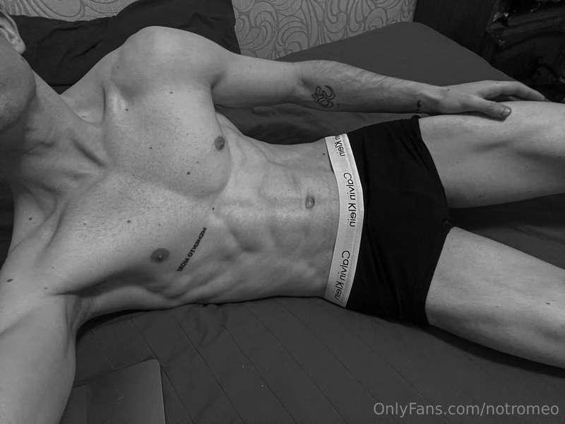 Will you lie on the bed with me?😋😛
