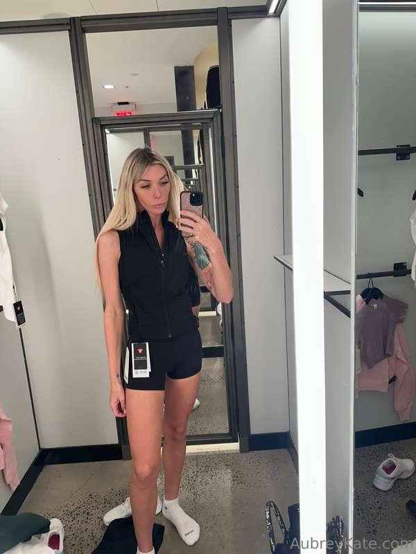 Do you like my outfit?🥰