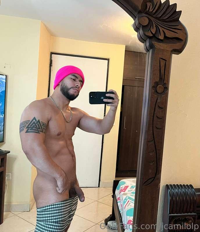 Un gorrito para este frío.

Like! si lo calentarías con tu b..
