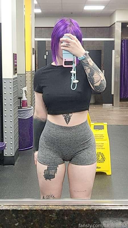 Finally back at the gym 
I missed sweating 
#fyp #gym #workout #fit #curvygirl #thighs #tattoos #alt #nipples