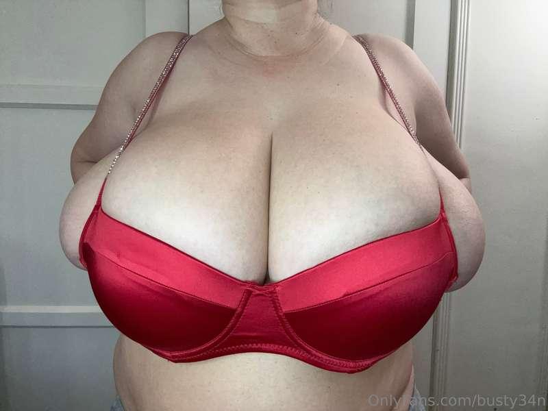 I love this red satin bra, how about you? ❤️