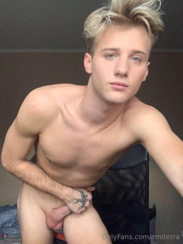 ## GUYS have you seen this blonde boy? 😱😱 @blondeking21 Shou..