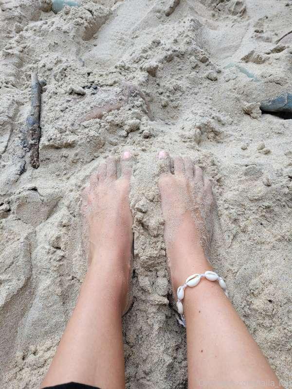 Had some fun at the beach... 🌴💙 Wich pic is  your favourite ..