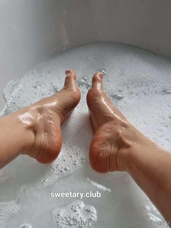 😝I need some help washing my feet..