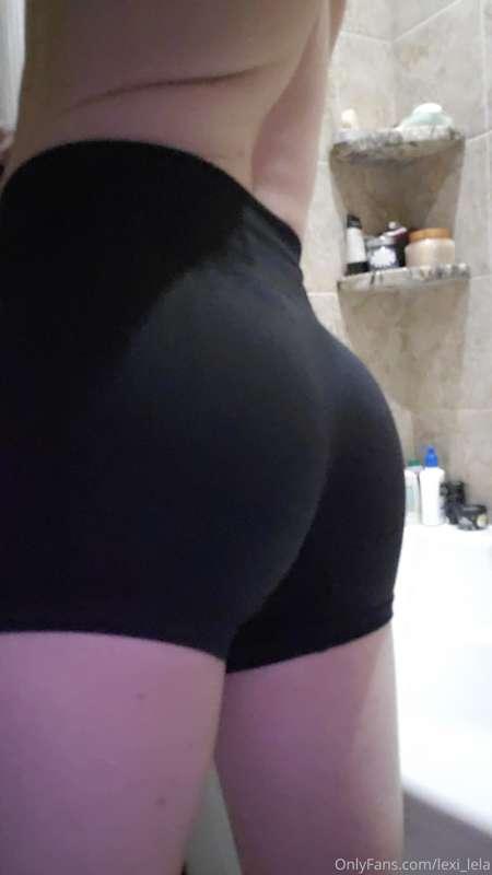 these new yoga shorts make my butt look too cute!!! theres o..
