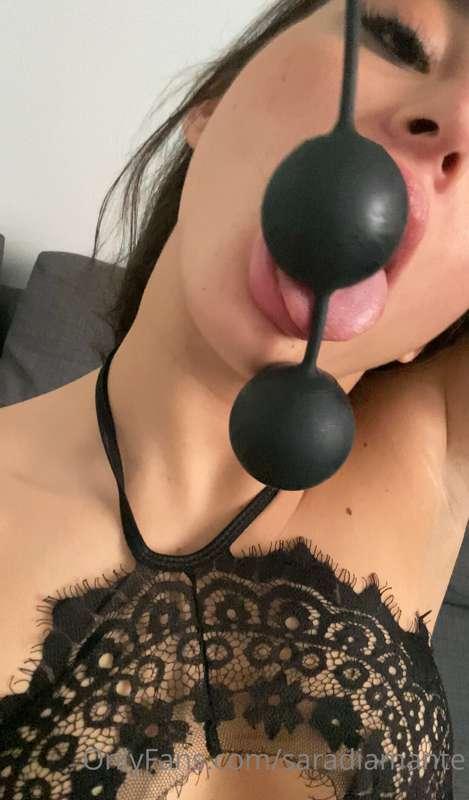 fatti leccare le palle e nel frattempo ti sego fino a farti ..