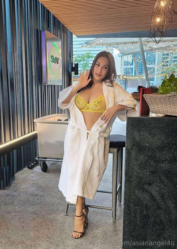 Feeling excited at the hotel pool bar!🍹