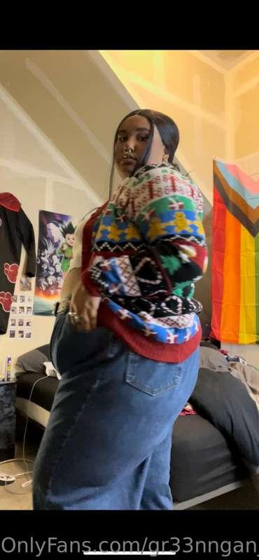 The last of the ugly sweater pics 
Hope y’all jack off to me..