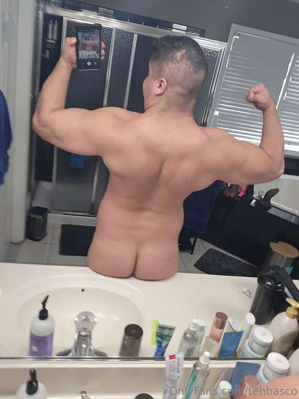 Tryna give my tops a good view~