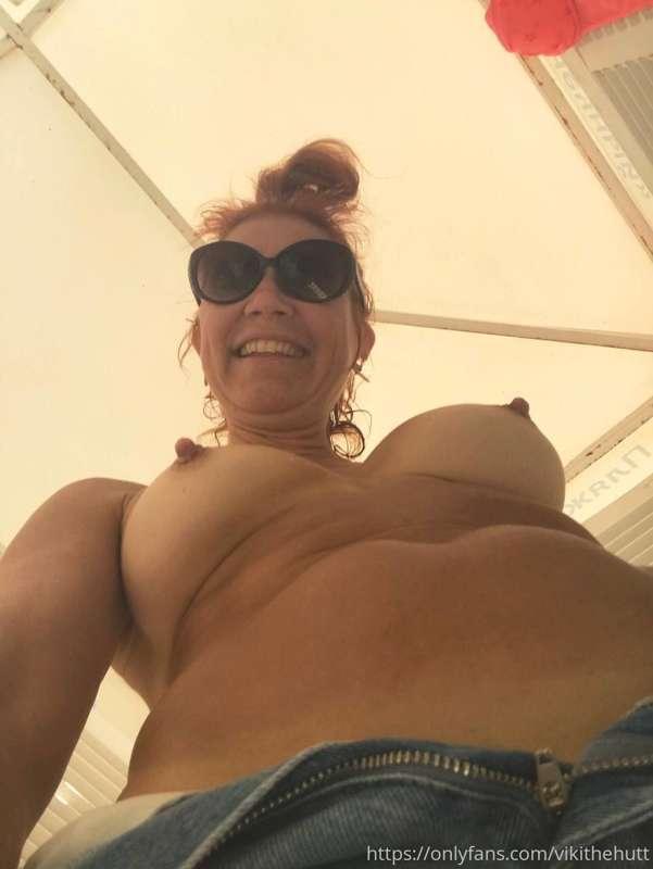Waiting for you in a booth on the beach🍆👅💦💦💦