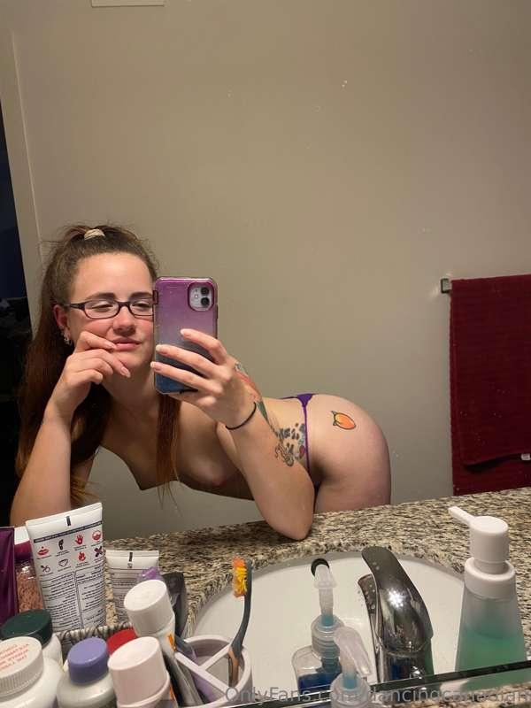 Fuck me over this counter baby so we can watch😏