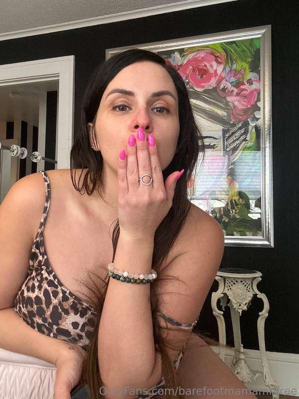 Kisses to my true fans who support me all the time!😘💋