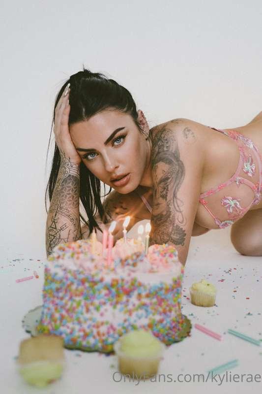 ***AHHHHHH ITS YA GIRLS BIRTHDAYYY !!***
Here’s to a new f*c..