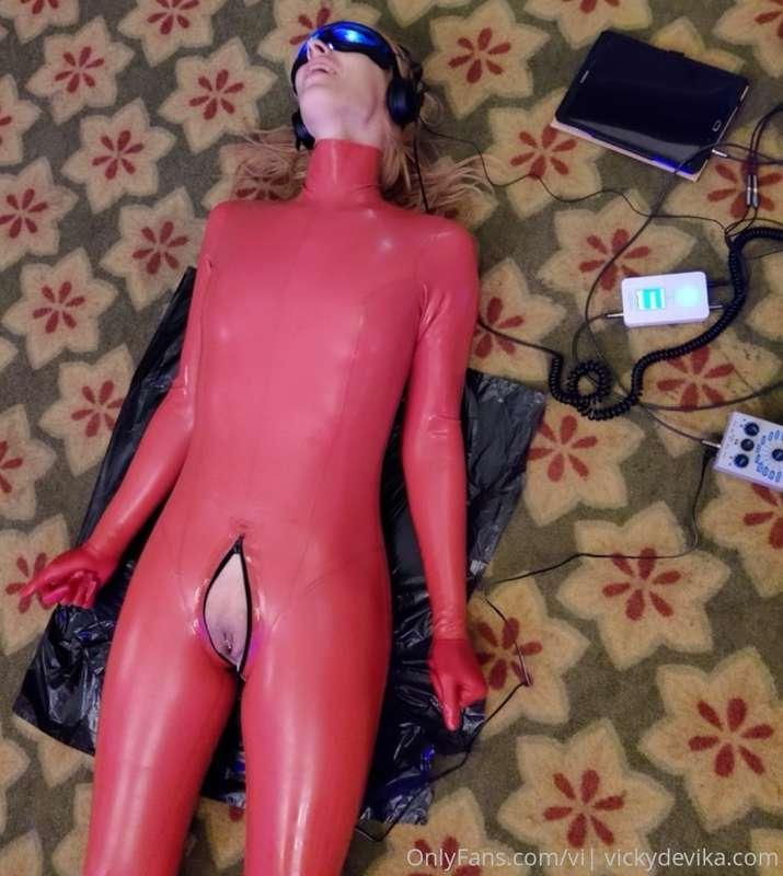 This is yesterday during an e-stim workshop at fetish weeken..