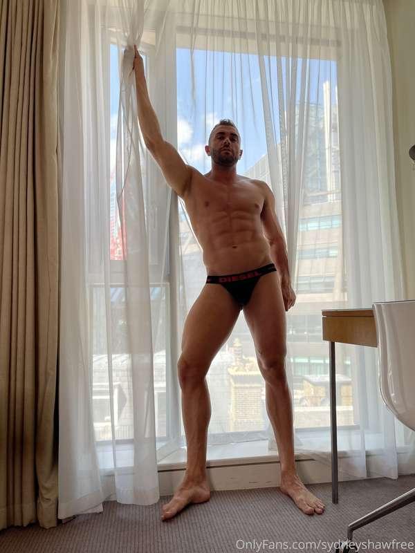 VIPs get the curtain pulled down 🤭🔞😝👇  https://onlyfans.com/..