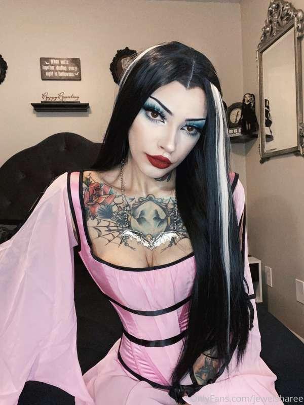 Mrs. Munster 🪦🦇💕