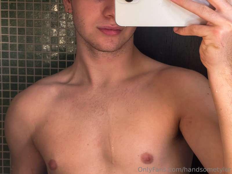 Half the view, double the mystery. What’s on your mind? 😏📸