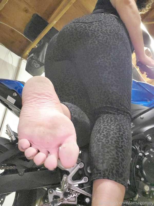 Come here, lick my dirty feet 👅