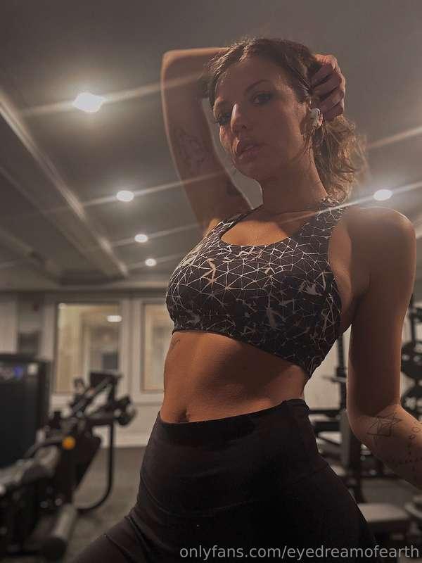🤸👟🖤