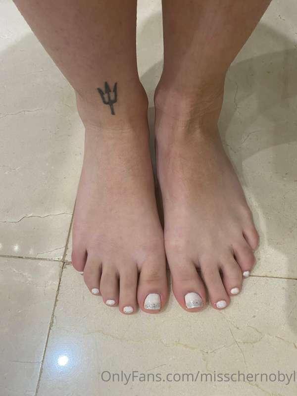 Me he hecho la pedicura 💅🏼🥵 alguien quiere videito de pies? ..