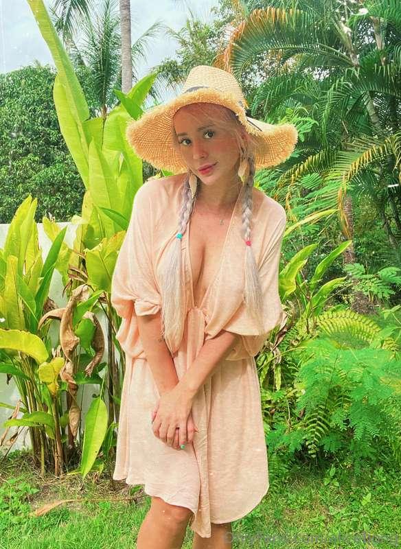 When it gets too hot… no bra, no panties ☀️👒🌿 Isn't that the..