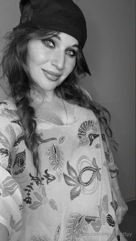 Timeless elegance in black and white 👩‍🦰🤍
