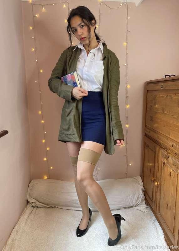 🍎 SUBSTITUTE TEACHER DATING GAME 🍎 

"Hello class, sorry I'm..