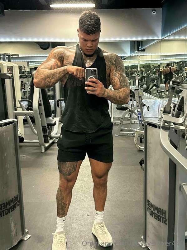 Get ready for Daddy after this gym sesh😏