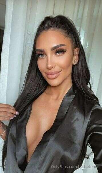 Busty @amaracrode is your fav neighbour 😉💛FREE PAGE & FREE G..