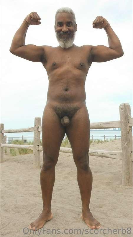 Flex Friday!  #beard #musculardaddy #gay #feet #gaycruising ..