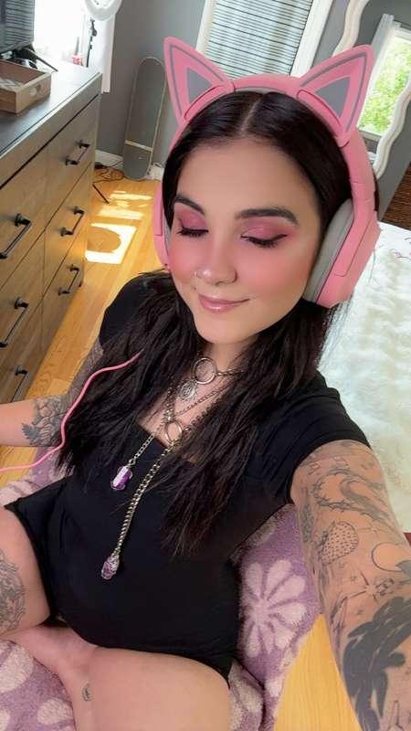 Haiii ♡ I’m LIVE now! Come say hai back💫✨ https://www.twitch..
