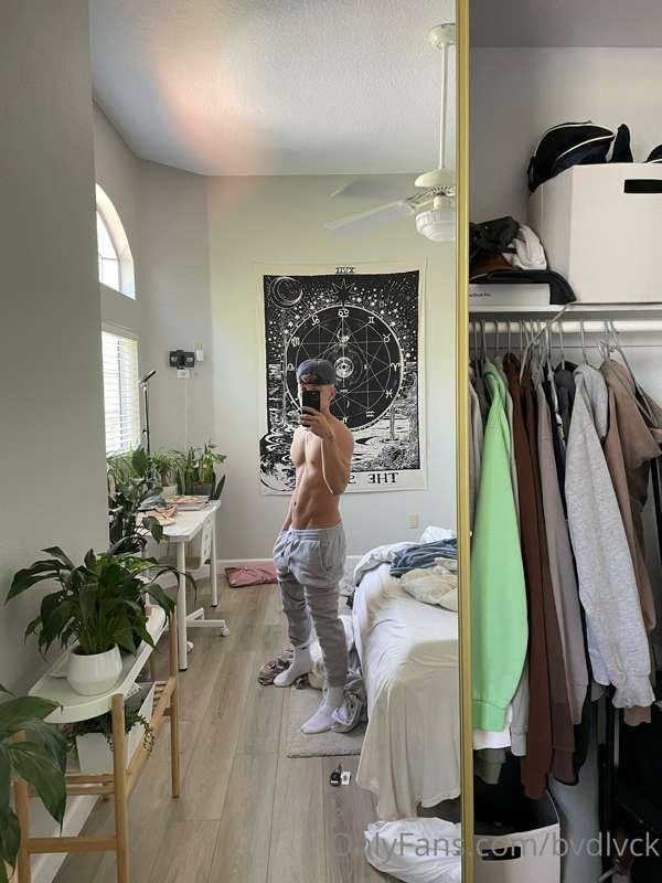these sweats make me so fucking horny, sending somethin spec..