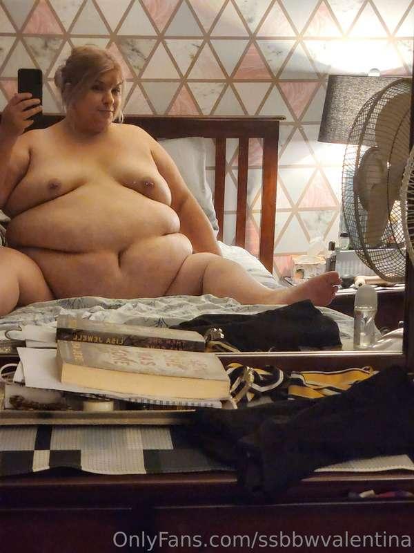 Mmm you see just how huge my fupa is!! Just letting it all h..