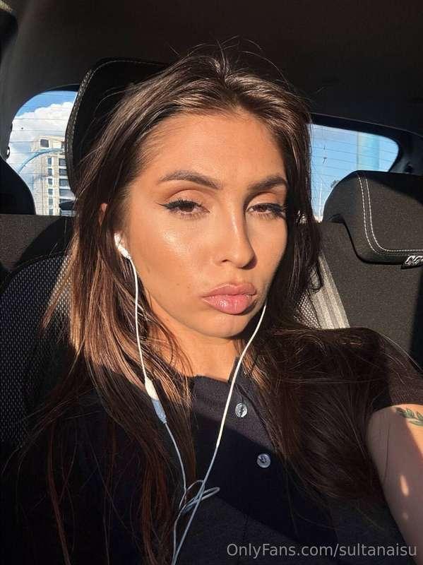 sun hits different when i’m the reason it’s hot 💅🏽