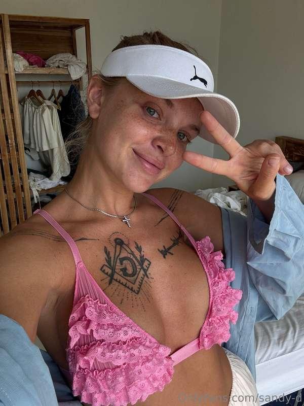 You think philosophy can’t be sexy? 😍 Let me change your min..