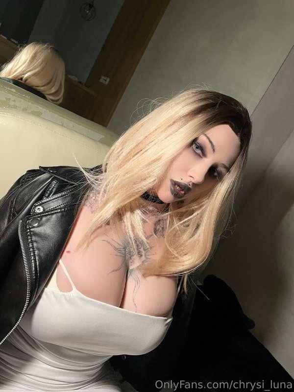 Black lipstick, I'm like a witch 👁