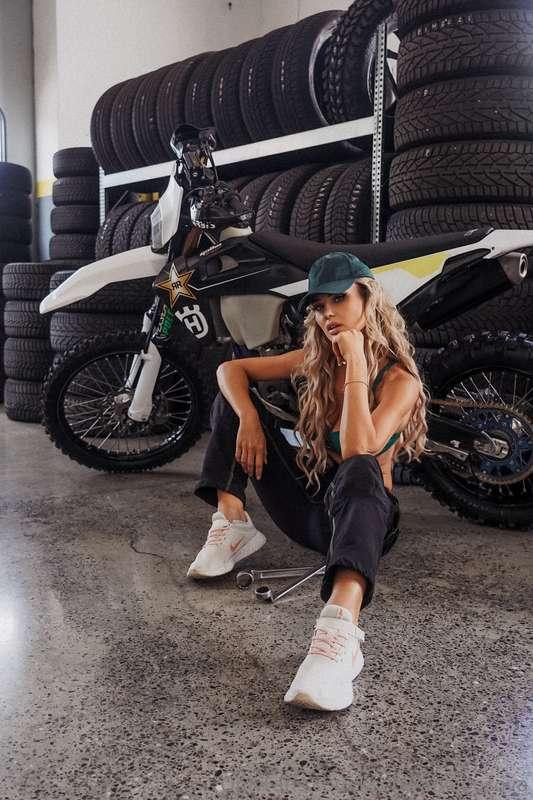 Wanna see me ride? 🖤 🏍️