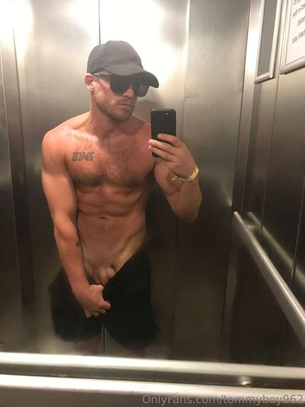 Care to join me in the lift? 😈💦😜