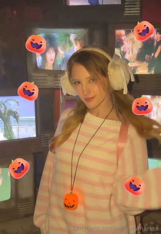 BOO👻 haha, Halloween’s comin’ soon! How you plannin’ to spen..