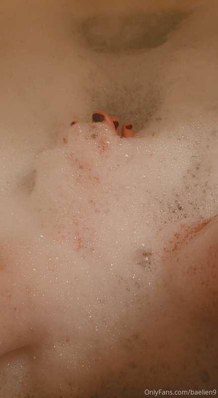 1 minute video of my feet in my bubble bath 💕