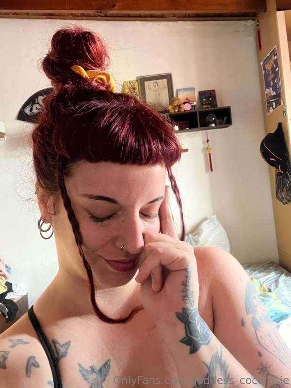 Xmas vibes for everyone! A tongue kiss to celebrate this bea..