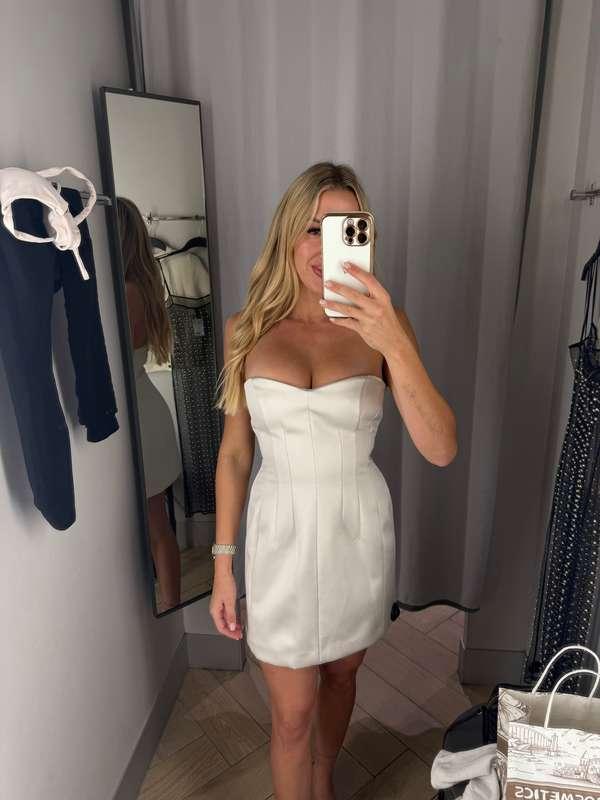 Shopping on tour is so much fun! 😏 Too much cleavage or not ..
