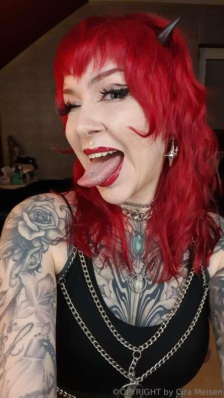 I'm back with a new haircolour and a striptease video! Went ..