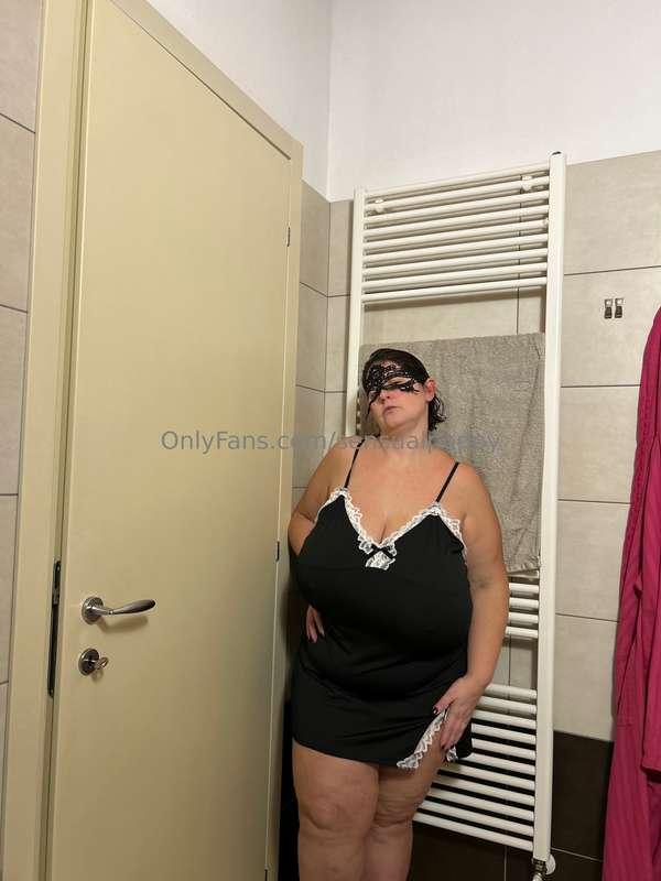 😘 in black underwear…