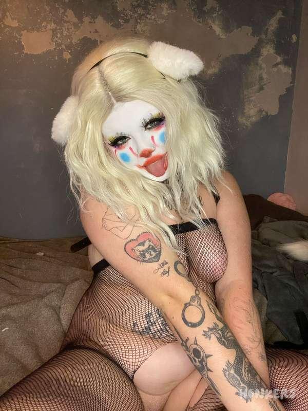 One of the perks to having a clown girlfriend is these are the types of selfies you're gonna get when you're at work 🔥

Slip into my DMs if you wanna see Cutie the Clown's latest sex tape... (trust me, you wanna!)

#fyp #clown #clowngirl #clownmakeup #curvy #blonde #clownnose #tongue #tongueout #fishnets #fishnetbodystocking #bodystocking #catgirl #chubby 