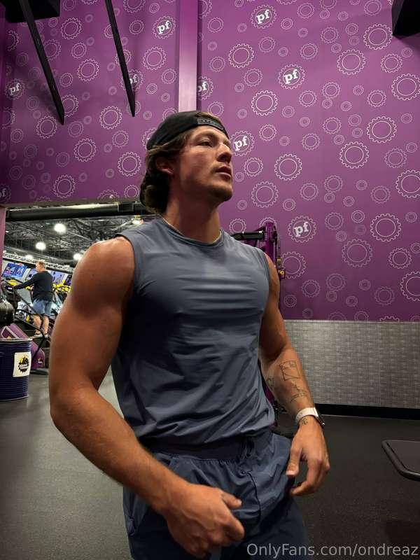 Like if you’d let these arms to pin you down to the bed 🛌💪🏼😘