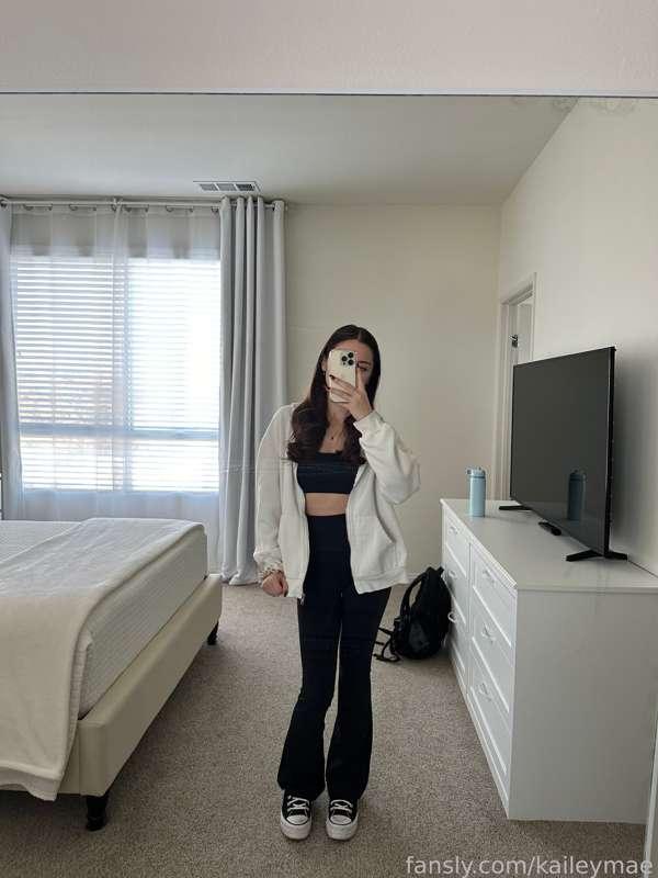 #OOTD 🛫 took a red-eye flight to Cali this morning but I'm hereee yay excited for a little mini vacation :D

#travel #cozy #yogapants