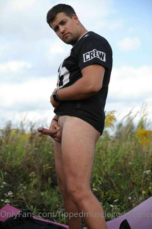 Hey guys! Please check out @fitnesspeachh- he is a hot 24-ye..